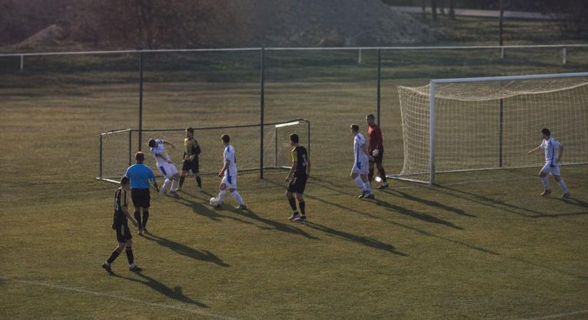 Videó! – Ököllel ütötte arcon ellenfelét a megyei focista – szüneteltetnie kell karrierjét