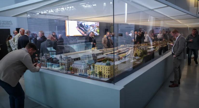 És azt ismerik, amikor Puch László és Gulyás Gergely bemegy a járműjavítóba?