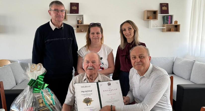 Jenő bácsi 90 éves lett, szorgalmas élet után nyugalmas öregsége van a kapuvári otthonban