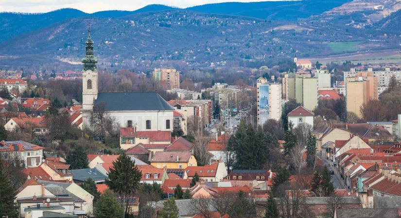 Páratlan látvány Eger tetejéről  fotók  videó