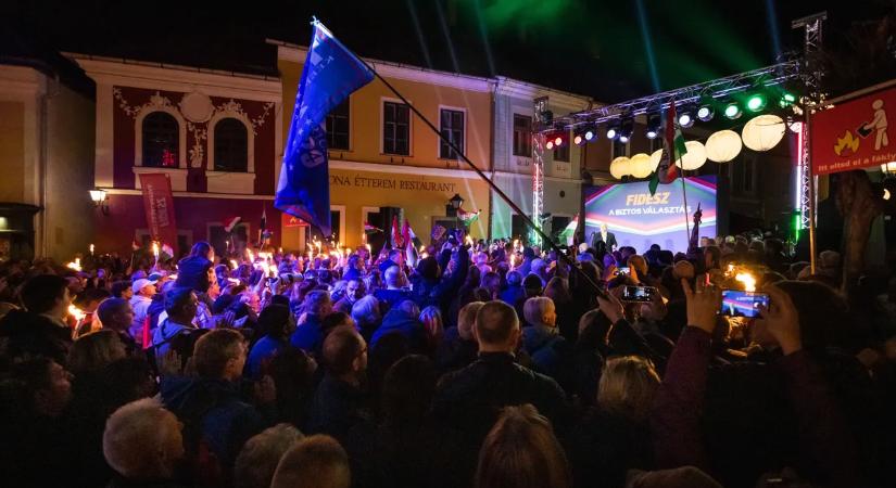 A szentendrei Békemeneten üzentek a magyar emberek Brüsszelnek: „A haza nem eladó”