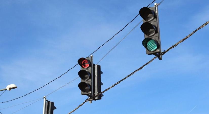 Óvatosan! Lekapcsolják a lámpákat az egyik forgalmas debreceni kereszteződésben!