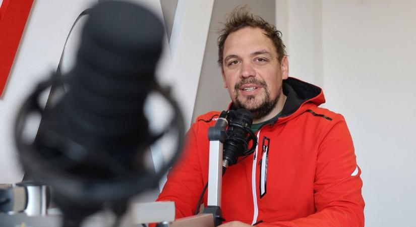 A fesztiválszínpadok műsorvezetője egy borsodi faluban épített mesevilágot