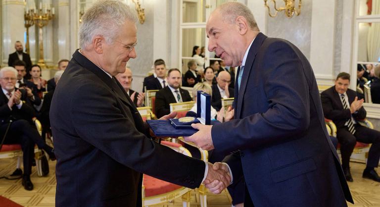 Banánnal és naranccsal dobálták meg a világ azon az estén legjobb kapusát