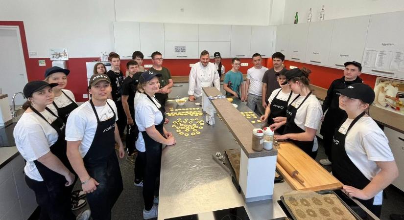 "Tanulj, hogy adhass!", ilyen volt az Andrássy technikum programja, amelyben a szakképzést az önkéntességgel kapcsolták össze