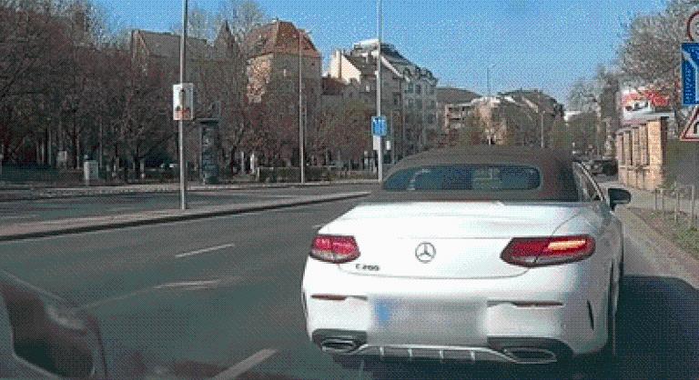 Abszurd jelenet Óbudán: magából kikelve üvöltött egy sofőr, leköpte a mögötte haladó autóját