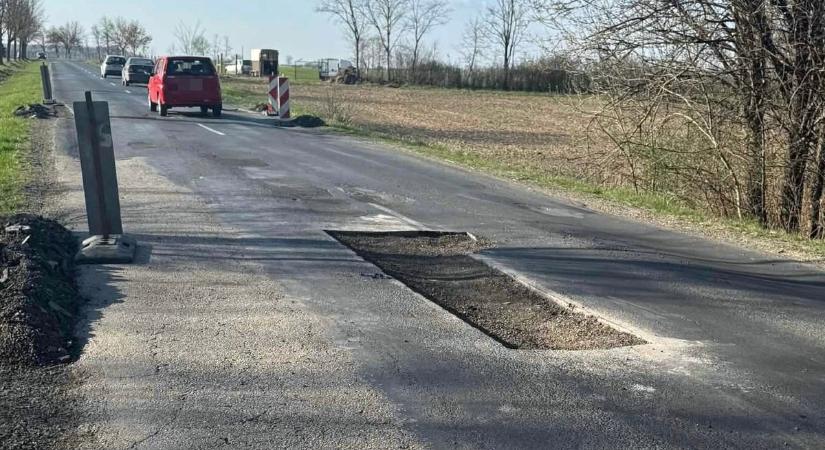 Hatalmas kátyúba szaladt a Teslás futár Óvár környékén, nem tudta folytatni útját