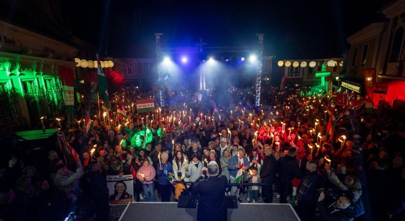 Szentendrén is hatalmas tömeg hallgatta Orbán Viktort (GALÉRIA)