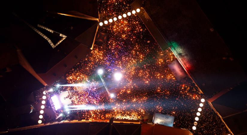 Különleges ajándék került elő a szentendrei tömegből Orbán Viktor számára - Fotó