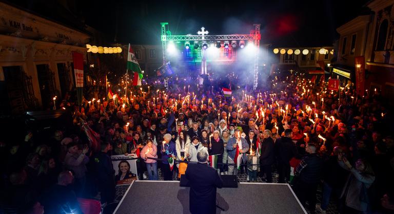 Orbán Viktor Tóth Gabi jelenlétében, a fáklyák fényében tett vallomást