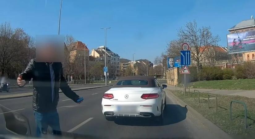 „Leköpte az autómat!” – Őrjöngő Mercis támadt rá a budapesti anyukára a nyílt utcán