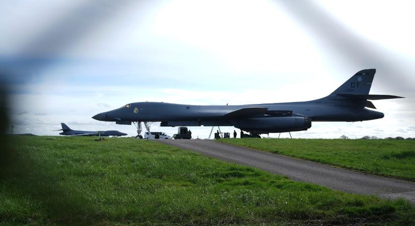 Fordulat: brit bázisokról is indulhatnak amerikai csapások a Hormuzi-szorosban