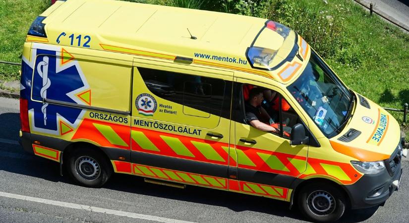 Összeütközött két autó Sopronban, lezárták a forgalmas utcát