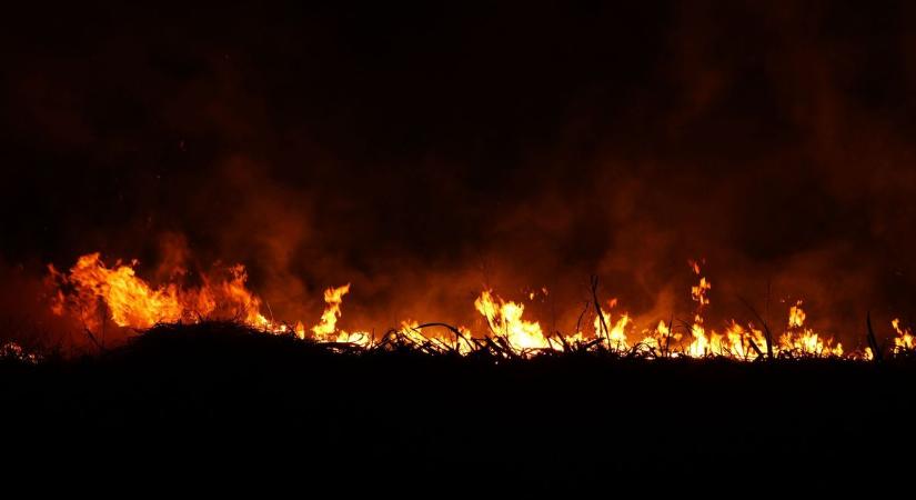 Nagy a baj: 70 szalmabála lángol a zalai falu határában, két város tűzoltói a helyszínen!
