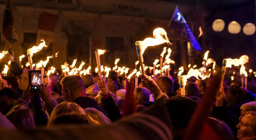 "Szentendre narancsba borult": Orbán Viktor eszméletlen képeket tett közzé a szentendrei Békemenetről