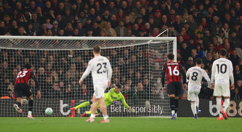 Két tizenegyes, egy kiállítás – értékes pontokat hullajtott a United