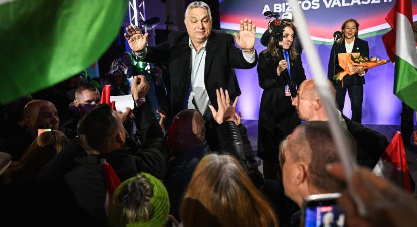 „Ezt a teret még egy óvodai gyerekműsor is megtölti” – Orbán Viktor szentendrei fellépésén sok minden a Tiszára emlékeztetett