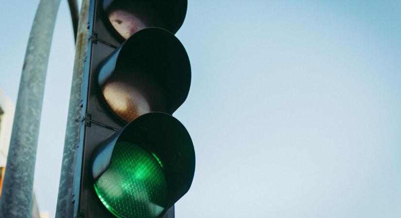 Reggeltől délutánig nem működnek a jelzőlámpák egy fontos debreceni kereszteződésben