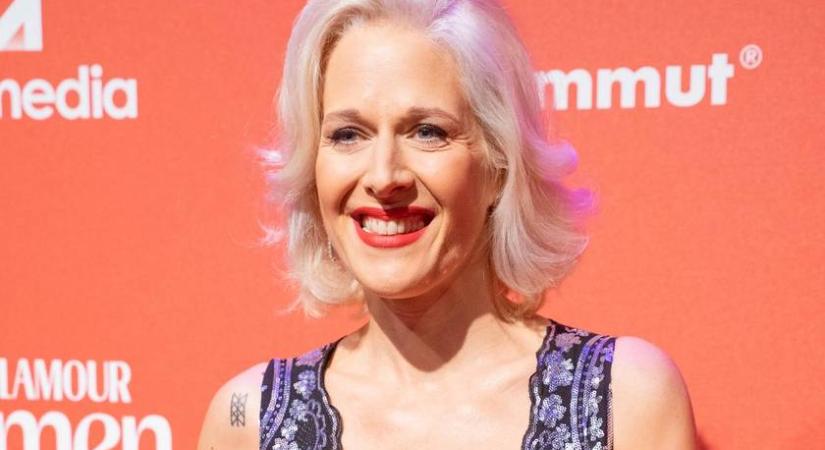Az 51 éves Wolf Kati mell alatt kivágott ruhában ment a Glamour-gálára: szőke frizurájával tiszta Marilyn Monroe volt