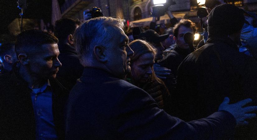 „Szeretjük a főnökünket”: megnéztük az utcára merészkedő Orbán Viktort
