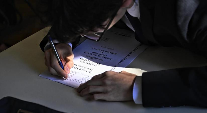 Újságban jelentek meg a tételek, 50 ezerért adták a teljes feladatsort: ezek voltak az elmúlt évtizedek legnagyobb érettségi botrányai