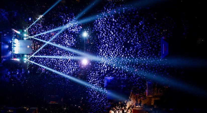 Amerre Orbán Viktor jár, megtelnek a főterek  FOTÓK