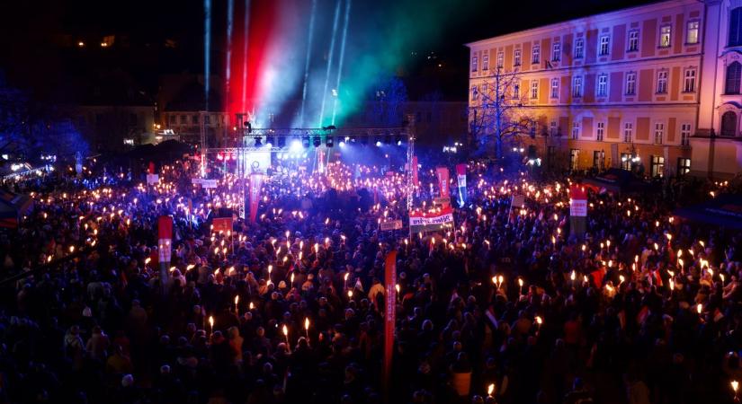 Zsúfolt terek, fokozódó lendület Orbán Viktor körútján  KÉPEK