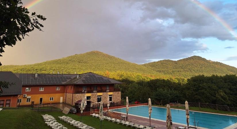 Zöld recept a Börzsönyből kisvállalkozásoknak, a természetközeliségért díjazták az erdei wellness hotelt