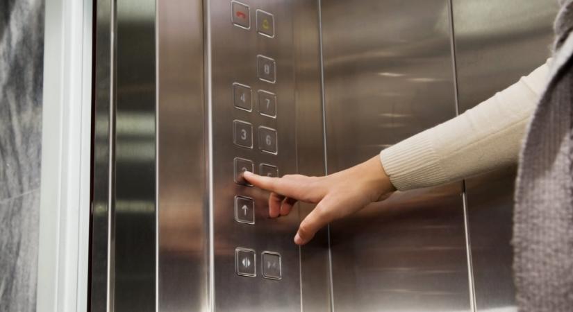 Mit tegyél, ha liftben ragadtál? Ezek a hibák életveszélyesek lehetnek