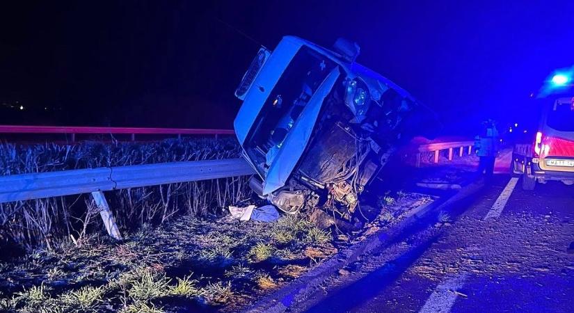 Mentő szállította el a szalagkorlátnak ütközött autó utasát az M3-asról - fotókon a baleset