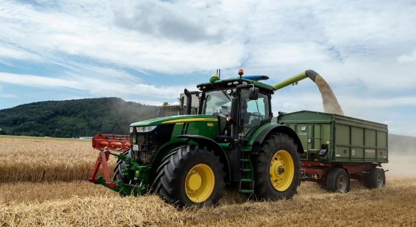 Halálos munkabaleset a szántóföldön: saját traktora nyomta agyon a gazdát