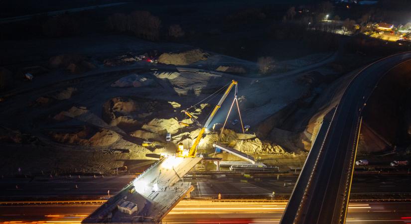 Hatékony előkészítés gyorsította a hídbontást az M5-ös autópálya fölött – fotókkal