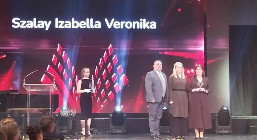 Újabb siker a 80 éves Árpád Gimnáziumnál – rangos díjat nyert a pedagógus