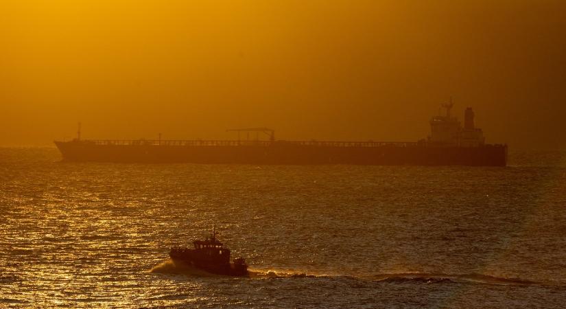 Washington ideiglenesen feloldja a szankciókat a tengeren rekedt iráni olajra