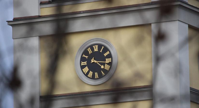 Ki nem találná, hogyan állítják át az órát az Egri Bazilika tornyában