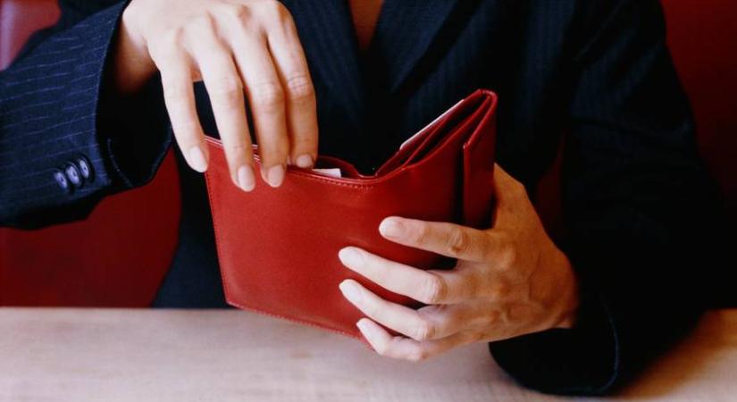 Turkálóban vett 3000 forintért két pénztárcát a nő: lesokkolódott, mikor észrevette a címkéjét