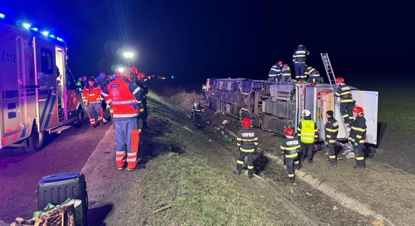 Súlyos buszbaleset: egy személy meghalt, tizennégyen megsérültek