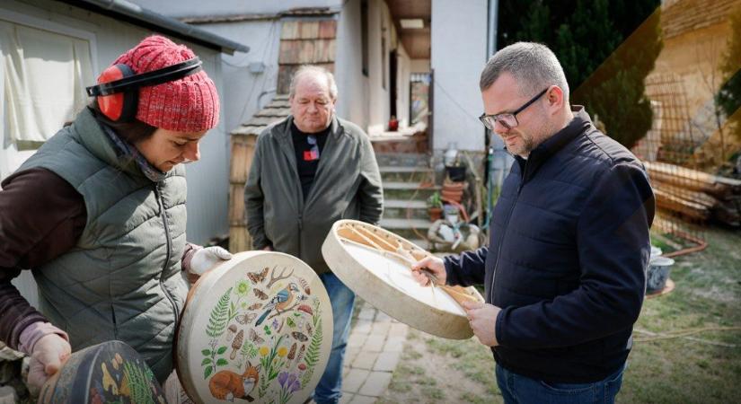 Fekete Dávid arra kér mindenkit, segítsenek a fenyőfői művészeken – Házuk a tűz martaléka lett