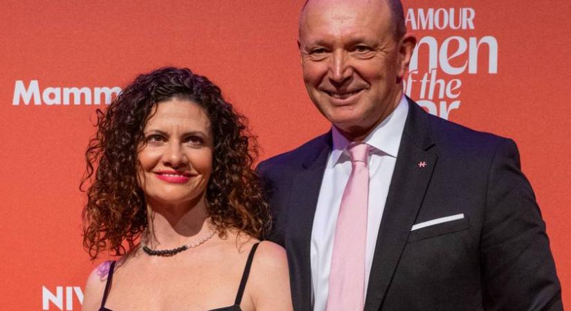 Győrfi Pál felesége combtőig felsliccelt estélyiben igéző volt a Glamour-gálán: íme az est sztárpárjai