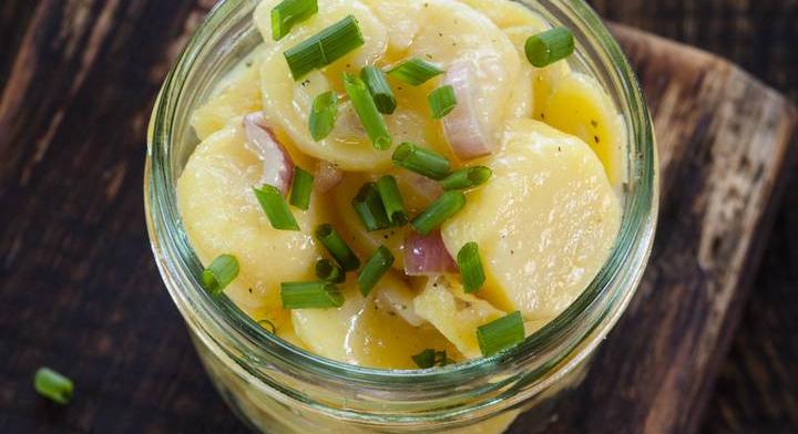 Bécsi, snidlinges burgonyasaláta: ecetesen a legfinomabb