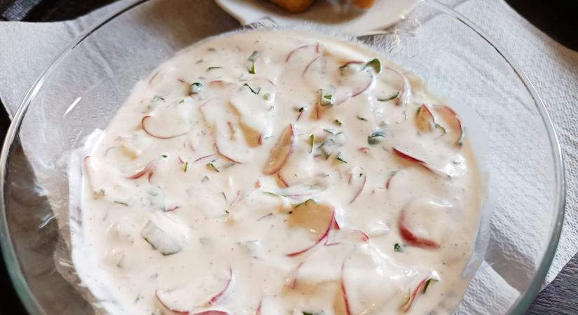 Reteksaláta medvehagymával