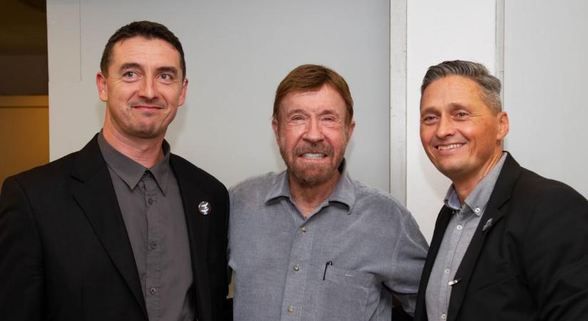 Nem ők védték Chuck Norrist, Chuck védte őket!