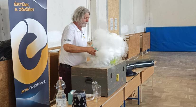 Robbanás a hőgyészi iskolában – így reagáltak a gyerekek