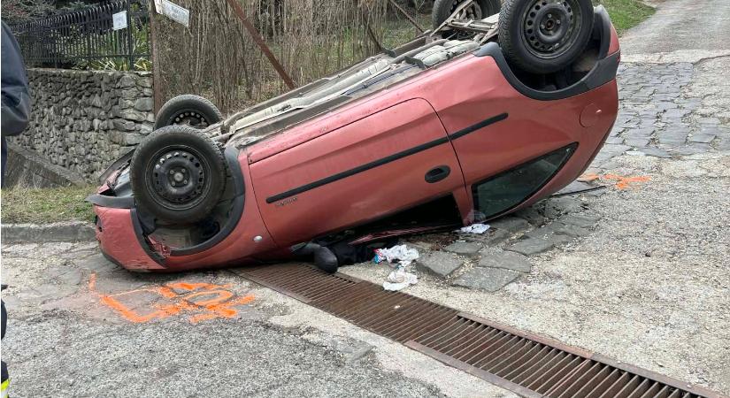 Rejtély, hogyan állt fejre ez az autó