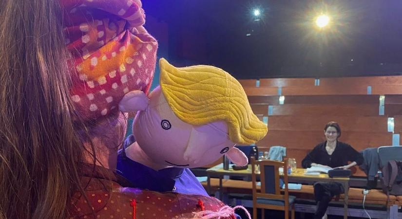 Szombathelyen Konzerv Konrád készülődik - a tavasz első napján a bábszínházat ünnepeljük