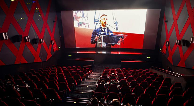 Kaptunk egy tippet, ki vásárolhatott fel 145 jegyet, hogy szinte üres teremben menjen a Magyar Péter-film, odamentünk, megnéztük