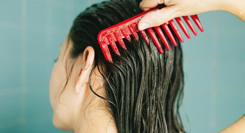 A micellás víz még ezt is tudja! Hogyan használd a zsíros hajon, amikor rohannod kell?