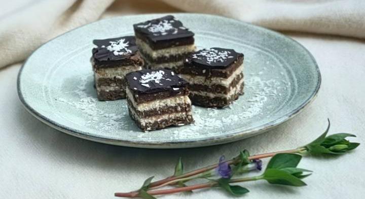 Klasszikus zebrakocka sütés nélkül: kókuszos krém, kekszes alap