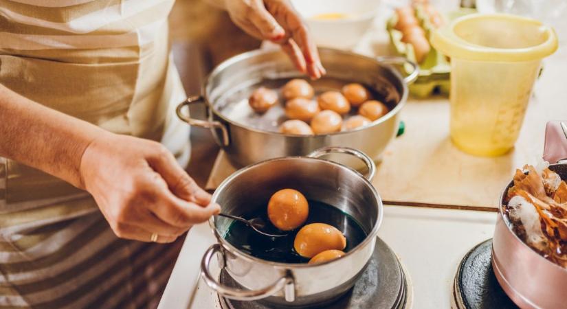 5 természetes tojásfestési módszer, amit gyerekekkel is kipróbálhatsz