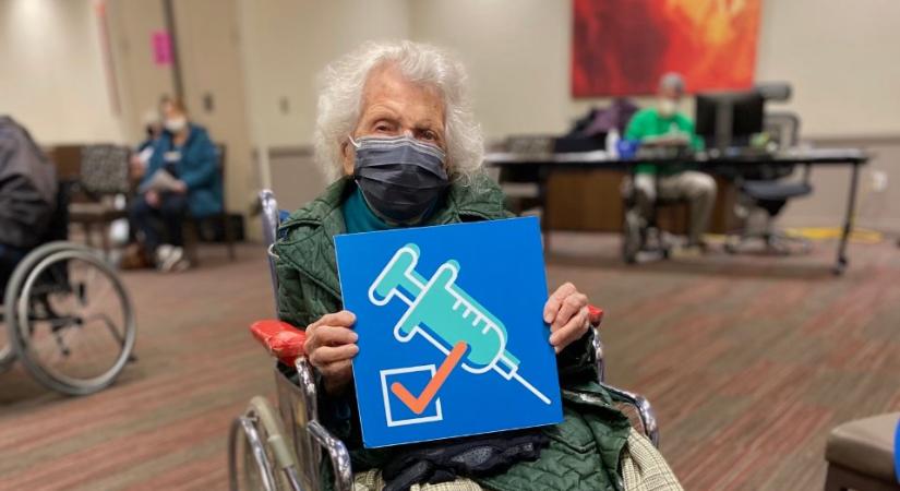 Beoltották koronavírus ellen a spanyolnátha 107 éves túlélőjét